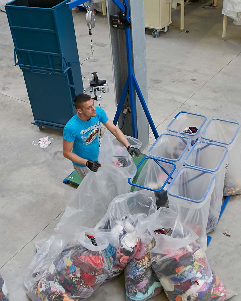 Textilverwertung: Wiegen – Kolping Recycling