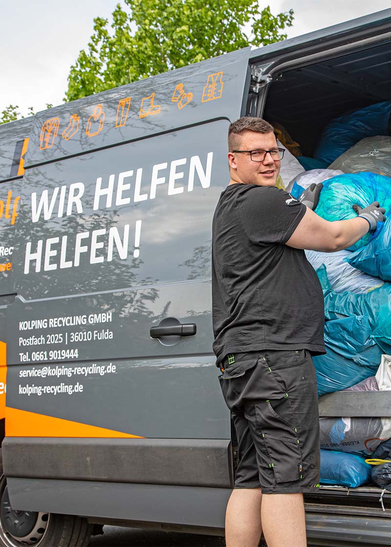 Altkleidercontainer-Entleerung für Altkleidersammlung zum Textilrecycling – Kolping Recycling