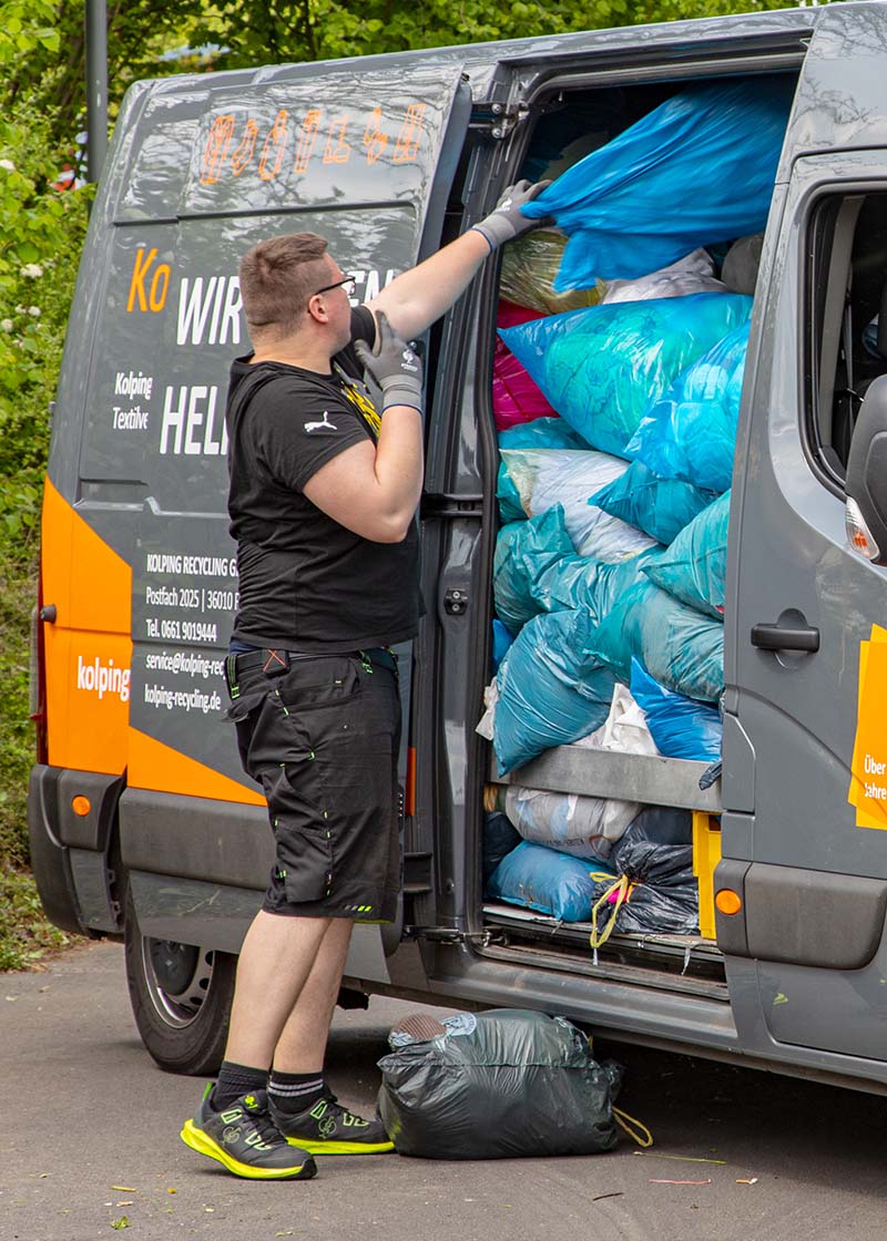 Kolping Kleiderbox Entleerung – Koling Recycling