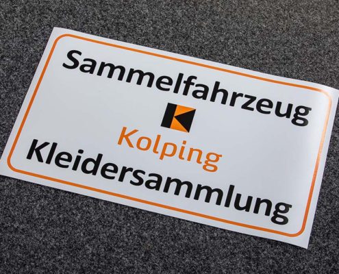 Magnetschilder für Sammelfahrzeuge bei Kleidersammlungen von Kolping Recycling