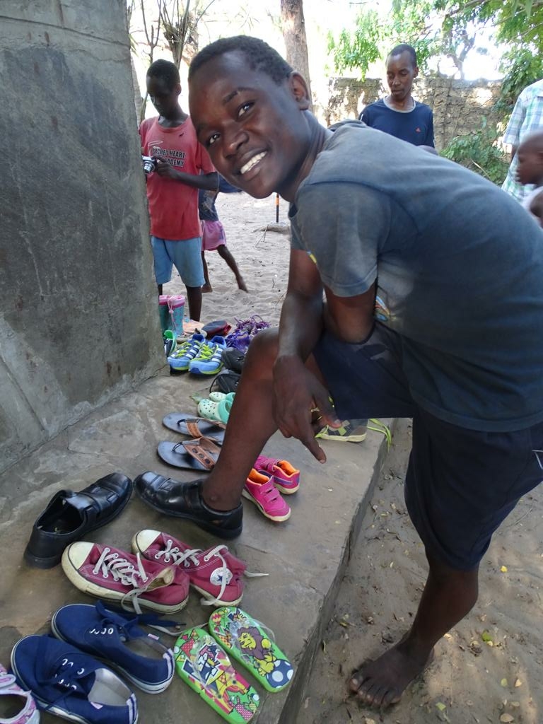 Kind in Kenia erhält gebrauchte Schuhe 